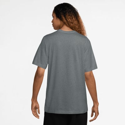 Rückansicht eines Mannes in einem dunkelgrauen Kurzarm-T-Shirt. Rückansicht eines Mannes in einem dunkelgrauen Kurzarm-T-Shirt.