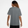 Rückansicht eines Mannes in einem dunkelgrauen Kurzarm-T-Shirt.
