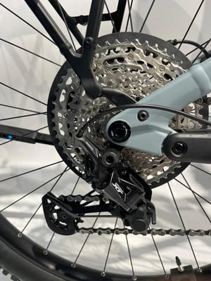 Detail des Schaltwerks und der Kassette eines Mountainbikes.