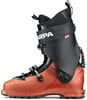 Ein Scarpa Skischuh mit orangefarbenem Unterteil und schwarzem Oberteil.