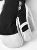 Detail eines HESTRA-Handschuhs mit schwarzem Stoff und hellem Leder.
