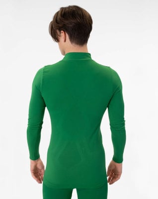 Rückansicht eines Mannes in einem grünen Langarmshirt mit Stehkragen.