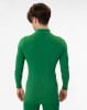 Rückansicht eines Mannes in einem grünen Langarmshirt mit Stehkragen.
