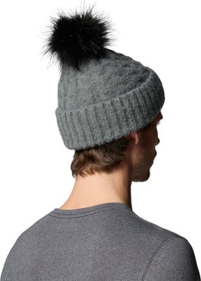 Ein Mann von hinten trägt eine graue Strickmütze mit schwarzem Bommel. Ein Mann von hinten trägt eine graue Strickmütze mit schwarzem Bommel.