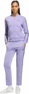 Damen Trainingsanzug von Adidas in Lila mit Streifen an Ärmeln und Hosenbeinen. Damen Trainingsanzug von Adidas in Lila mit Streifen an Ärmeln und Hosenbeinen.