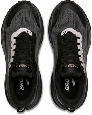 Draufsicht auf ein Paar schwarze Brooks Cascadia Laufschuhe mit Schnürsenkeln. Draufsicht auf ein Paar schwarze Brooks Cascadia Laufschuhe mit Schnürsenkeln.