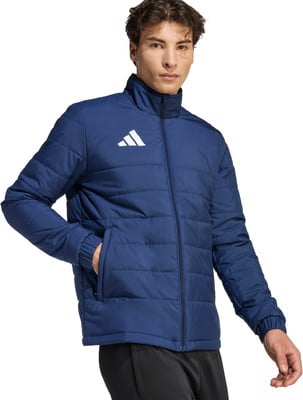 Ein Mann in einer dunkelblauen Daunenjacke mit Adidas-Logo auf der Brust. Ein Mann in einer dunkelblauen Daunenjacke mit Adidas-Logo auf der Brust.