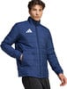 Ein Mann in einer dunkelblauen Daunenjacke mit Adidas-Logo auf der Brust.