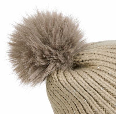 Beige Strickmütze mit Bommel aus Kunstpelz und Steinchen. Beige Strickmütze mit Bommel aus Kunstpelz und Steinchen.