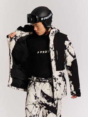 Mann in bedruckter Skijacke und Helm mit Brille. Mann in bedruckter Skijacke und Helm mit Brille.