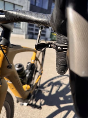 Detailansicht eines Fahrradlenkers mit Griffen und einer Trinkflasche. Detailansicht eines Fahrradlenkers mit Griffen und einer Trinkflasche.