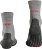 Graue Socken mit rotem Falke-Logo und dunkler Ferse.