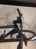 Detail der Fahrradlenker mit Bremshebel und Handyhalterung.