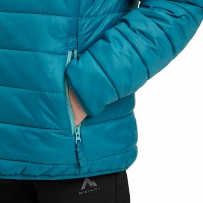 Detail einer Jacke mit offener Tasche und Reißverschluss. Detail einer Jacke mit offener Tasche und Reißverschluss.