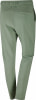 Grüne Hose mit elastischem Bund und Gesäßtasche.
