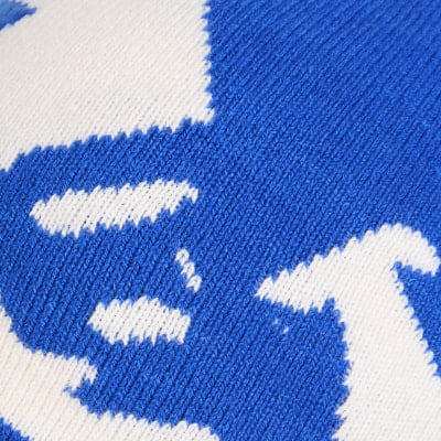 Detail einer Strickware mit blau-weißem Wellenmuster. Detail einer Strickware mit blau-weißem Wellenmuster.