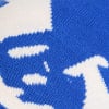 Detail einer Strickware mit blau-weißem Wellenmuster.