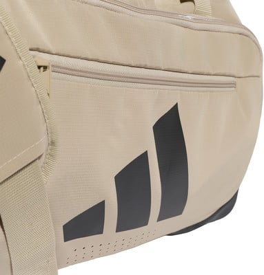 Eine beige Adidas-Tasche mit schwarzen Streifen und einem Reißverschluss. Eine beige Adidas-Tasche mit schwarzen Streifen und einem Reißverschluss.