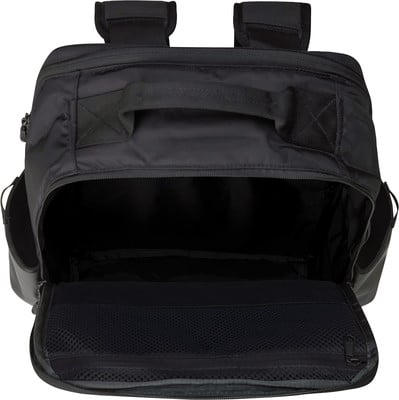 Ein offener schwarzer Rucksack mit Hauptfach und einer Fronttasche mit Reißverschluss. Ein offener schwarzer Rucksack mit Hauptfach und einer Fronttasche mit Reißverschluss.