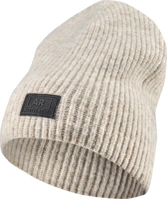 Eine beige Strickmütze mit einem schwarzen Patch mit dem AR-Logo und dem Schriftzug ACTIVE REBEL.