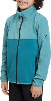 Das Mädchen trägt eine hellblaue Fleecejacke mit zwei Farbblöcken.