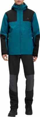 Ein Mann in einer blau-schwarzen Jacke und schwarzen Hosen mit grauen Einsätzen. Ein Mann in einer blau-schwarzen Jacke und schwarzen Hosen mit grauen Einsätzen.
