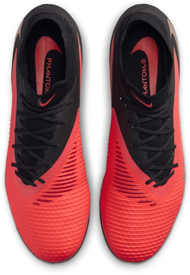 Schwarze und rote Fußballschuhe von Nike mit Schnürsenkeln von oben. Schwarze und rote Fußballschuhe von Nike mit Schnürsenkeln von oben.