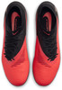 Schwarze und rote Fußballschuhe von Nike mit Schnürsenkeln von oben.