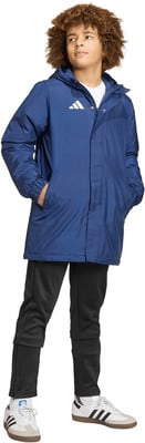 Junge in dunkelblauer Kapuzenjacke und schwarzer Hose mit weißen Turnschuhen. Junge in dunkelblauer Kapuzenjacke und schwarzer Hose mit weißen Turnschuhen.