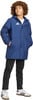 Junge in dunkelblauer Kapuzenjacke und schwarzer Hose mit weißen Turnschuhen.