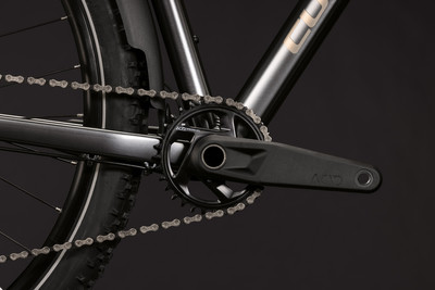 Detailaufnahme der Kurbel und Kette eines Mountainbikes vor dunklem Hintergrund. Detailaufnahme der Kurbel und Kette eines Mountainbikes vor dunklem Hintergrund.