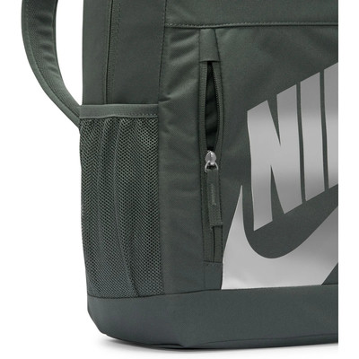 Detail batohu Nike s logem a boční síťovanou kapsou.