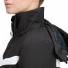 Detail einer schwarzen Damenjacke mit weißem Streifen und hohem Kragen.