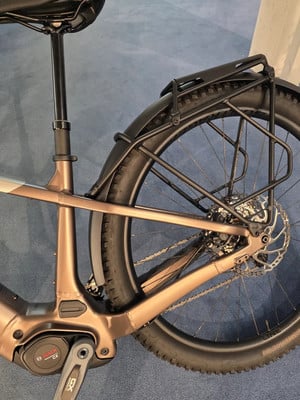Das Hinterrad eines E-Bikes mit Gepäckträger und Schutzblech. Das Hinterrad eines E-Bikes mit Gepäckträger und Schutzblech.