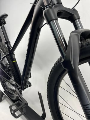 Nahaufnahme der Vordergabel und des Rahmens eines schwarzen Mountainbikes. Nahaufnahme der Vordergabel und des Rahmens eines schwarzen Mountainbikes.