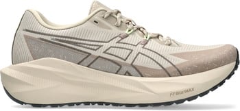 Beige Laufschuhe mit auffälligem Logo und FF BLAST PLUS Dämpfung.