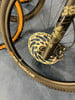 Detail eines Mountainbike-Vorderrads mit Bremsscheibe und Federung.