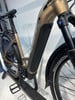 Detail eines E-Bikes mit integriertem Akku und Federung