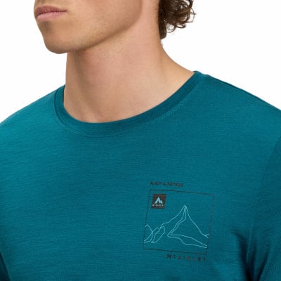 Mann in einem dunkelgrünen T-Shirt mit Bergmotiv und Koordinaten. Mann in einem dunkelgrünen T-Shirt mit Bergmotiv und Koordinaten.