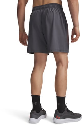 Ein Mann in dunkelgrauen Shorts und schwarzen Socken mit Turnschuhen. Ein Mann in dunkelgrauen Shorts und schwarzen Socken mit Turnschuhen.