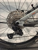 Detail eines Mountainbike-Schaltwerks mit Kassette und Kette.
