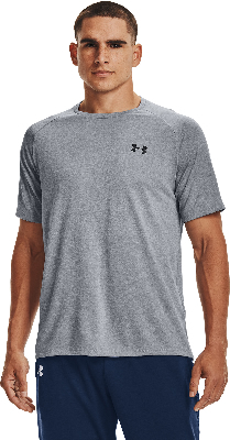 Ein Mann in einem grauen T-Shirt mit Under Armour-Logo und dunkelblauen Shorts.
