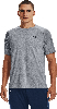 Ein Mann in einem grauen T-Shirt mit Under Armour-Logo und dunkelblauen Shorts.