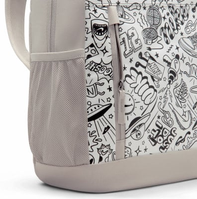 Detail eines Rucksacks mit Cartoon-Motiven, Tasche und Reißverschluss. Detail eines Rucksacks mit Cartoon-Motiven, Tasche und Reißverschluss.