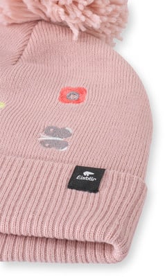 Eine rosa Mütze mit Bommel und einer Stickerei von Blume und Schmetterling.
