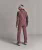 Eine Frau in rosa Skibekleidung und Mütze mit Logo.