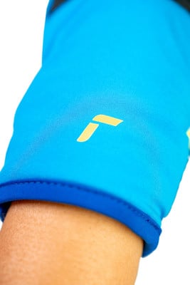 Blaues Shirt mit gelbem Logo und blauem Saum am Arm. Blaues Shirt mit gelbem Logo und blauem Saum am Arm.