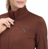 Frau in braunem Reißverschluss-Pullover mit Kronen-S-Logo.