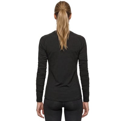 Mädchen in schwarzem Langarmshirt und Leggings. Mädchen in schwarzem Langarmshirt und Leggings.
