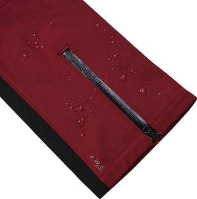 Dunkelrotes Gewebe mit Wassertropfen und schwarzem Reißverschluss. Dunkelrotes Gewebe mit Wassertropfen und schwarzem Reißverschluss.